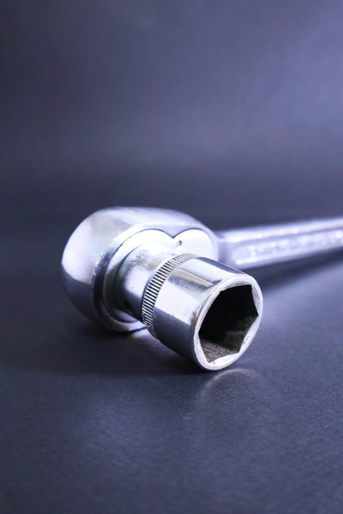 Ein Steckschlüssel liegt vor einem dunklen Hintergrund.